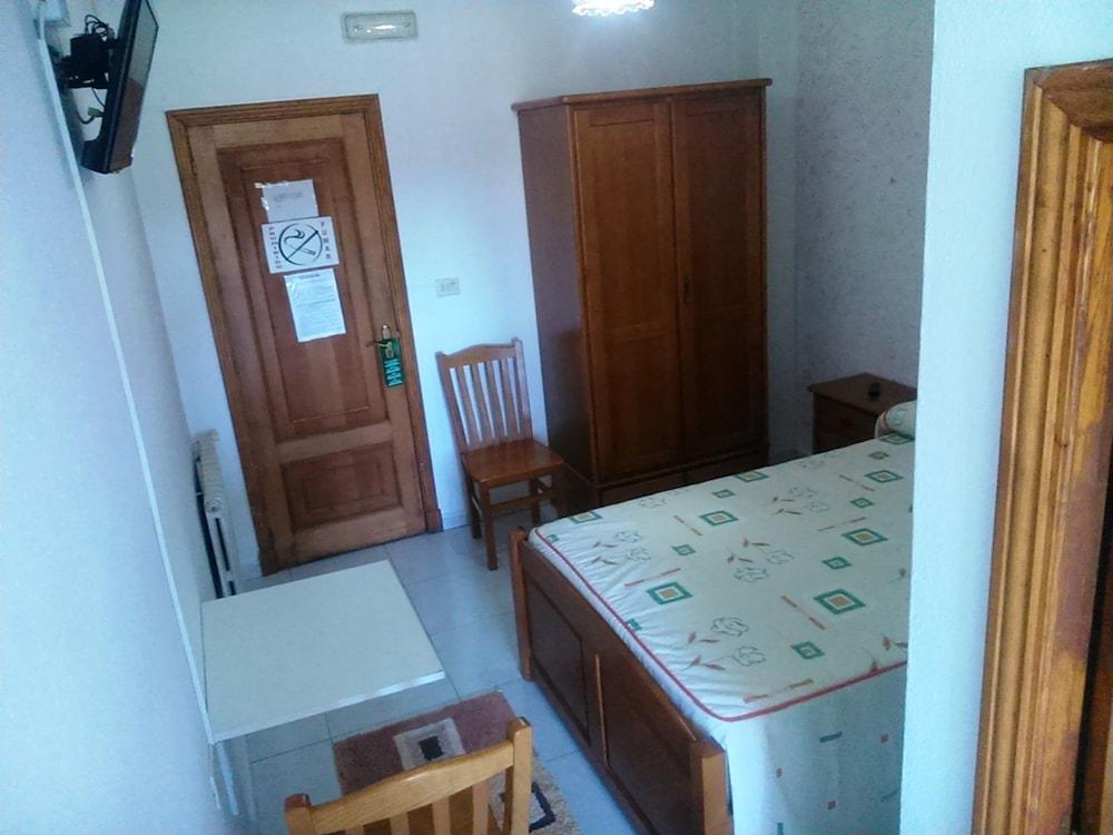 Hostal Sequeiros San Ciprian de Vinas Exterior photo