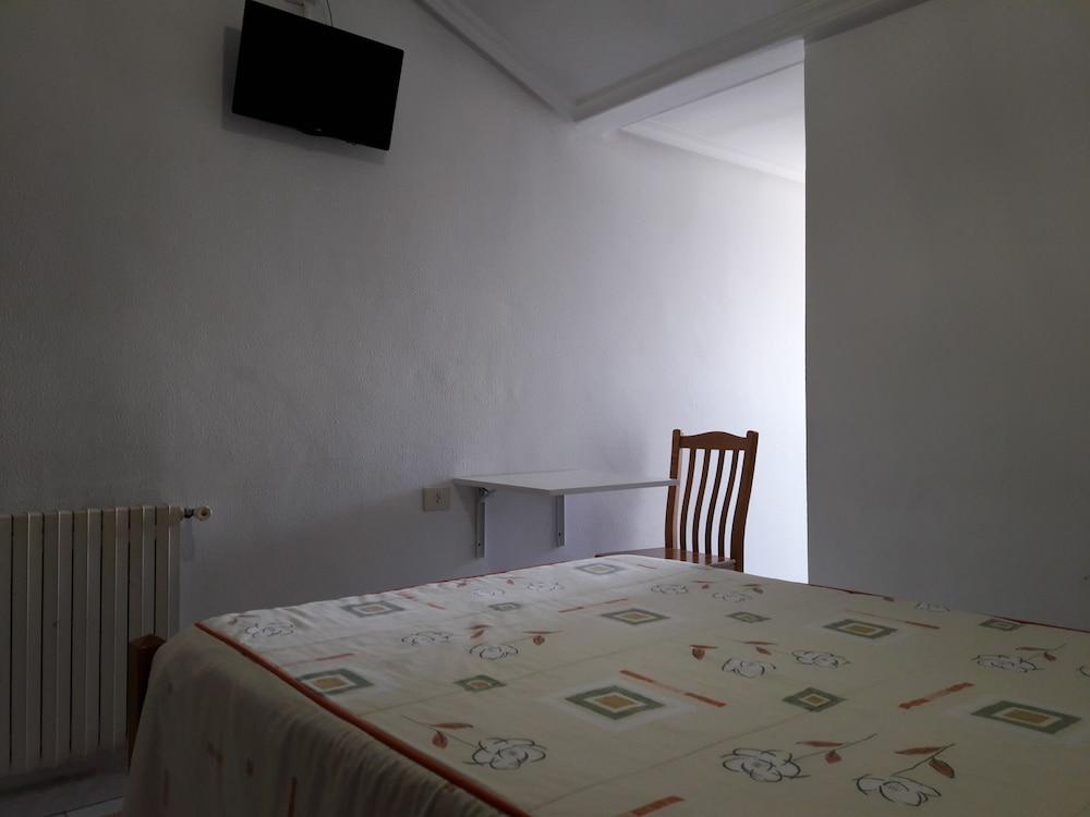 Hostal Sequeiros San Ciprian de Vinas Exterior photo